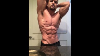 El culturista jacked Benji Bastian flexionando sus enormes y destrozados músculos