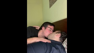 2 kerels kussen in bed. !