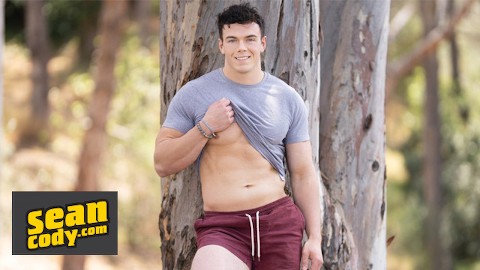 SEAN CODY - Alto y musculoso hunk Clark Reid le encanta masturbarse frente a la cámara