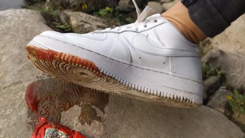 Garçon écrase paquet ketchup nouvelles baskets blanches Nike Air Force AF1 pieds sans chaussette