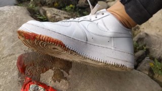 Garoto esmaga pacote de ketchup com seu novo tênis branco Nike AF1 fetiche por pés sem meia