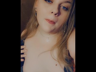 Быстрая игра с маленькими сиськами и красивыми сосками и красивая улыбка