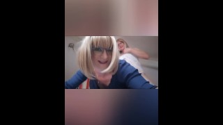 Twee blonde trans meiden hebben plezier samen met neuken