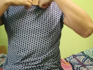 年轻的单身男人绝望了，找不到哪里可以排出他的乳汁，开始自慰