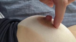 [Qualità 4K] Stuzzicamento del seno in primo piano - ASRM sulla pelle che si gratta le unghie