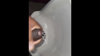 Masturbation dans la salle de bain