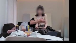 Een Parttime Pizzabezorger Had Seks Met Een Jonge Vrouw Met Prachtige Borsten, Maar Halverwege Kwam Haar Dochter Thuis.