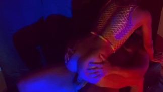 Сексуальная негритянская шлюха скачет на члене всю ночь