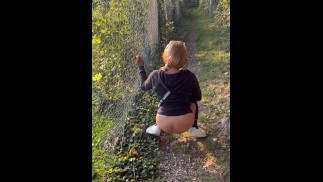 На открытом воздухе и в общественных местах рыжий писающий для вас