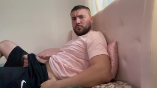 Поглаживая свой толстый член, кончающий так сильно,