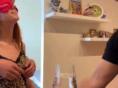 Муж одел повязку на глаза жены, друзья трахают жену 4/16