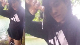 Играю с длинной густой ниткой спермы, застрявшей на руке после оргазма, под стонущего снаружи сексуа