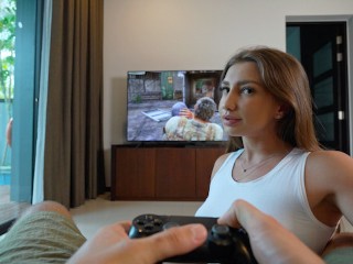 PlayStationの代わりにペニスで遊んでもいいですか?かわいいフィットネスの女の子との本当のセックス