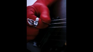 Coomer - een man in rode handschoenen masturbeert en speelt gitaar