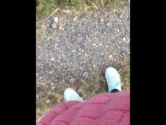 生理中に野外でおしっこする太ももむちむち日本人女性。 - Screenshot 3 of 16 - おしっこ