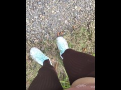 生理中に野外でおしっこする太ももむちむち日本人女性。 - Screenshot 5 of 16 - 野外 おしっこ