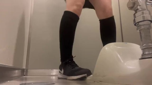 偷窥式厕所，超短裙萌妹◯学生早晚蹲日式厕所撒尿