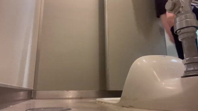 偷窥式厕所，超短裙萌妹◯学生早晚蹲日式厕所撒尿