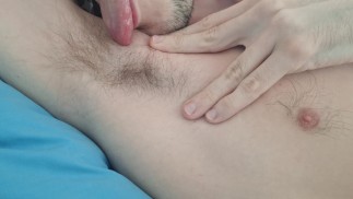 Дразните мой сосок и лижите волосатую подмышку