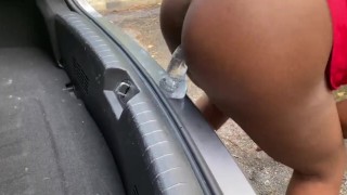 Vrouwelijke chauffeur berijdt dildo in het openbaar💦