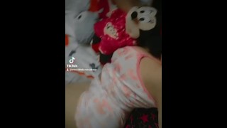 colegiala de 18 le encanta hacer tiktok