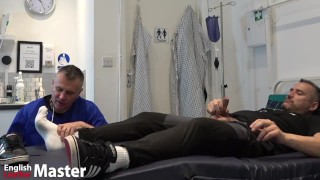 Sperma te voet Dokter aanbidt patiënten voeten sokken en sneakers PREVIEW