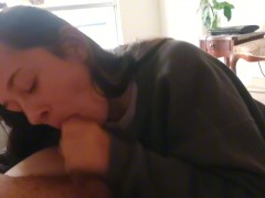 Chupandole la verga a mi hermanastro en la sala