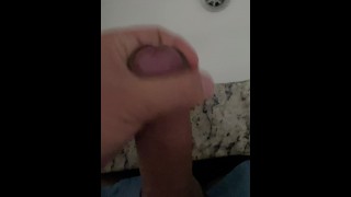 Corretor de imóveis urinando na pia do banheiro