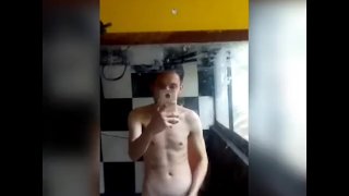 Mastubación desnuda en el espejo