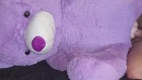 Vista lateral follando oso de peluche por detrás 🧸