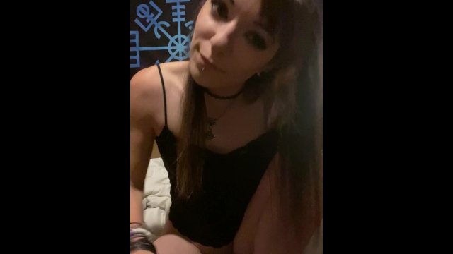 Goth girl uses vibrator until she cums