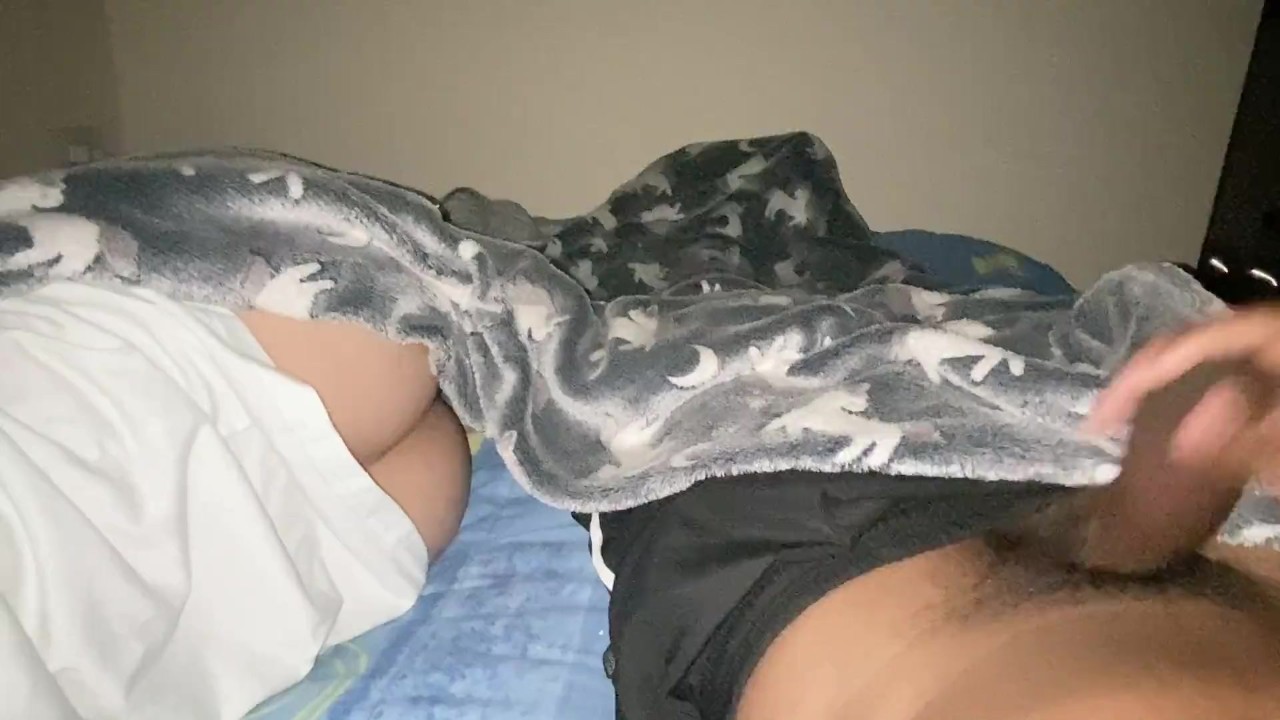 Espío a mi hijastra en la ducha, lo follo y me meto una gran carga en mi  culo