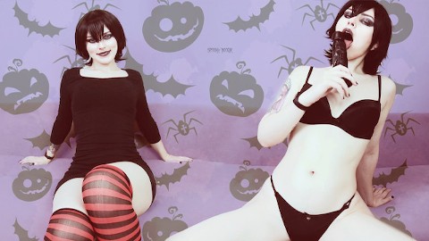 JOI: Mavis Dracula ti stuzzica con il suo corpo sexy e ti chiede di venirle nella figa ad Halloween