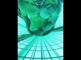 Mit meinem Schwanz im Solarium spielen