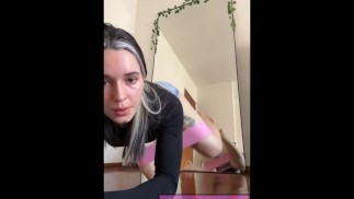 健身房里的拉丁裔少女在镜子里炫耀她厚厚的赃物