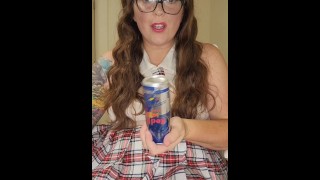 角質の学生はRedbull缶をファック