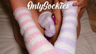 Fuzzy sokken houden mijn tenen warm terwijl ik masturbeer!