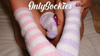 Flauschige Socken halten meine Zehen warm, während ich masturbiere!