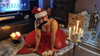 Девушка сосет фаллоимитатор и снимает видео для парня