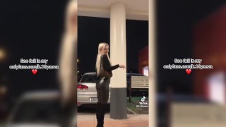 ロシアの雌犬は車の中でHotのセックスの後に駐車場で煙を出します