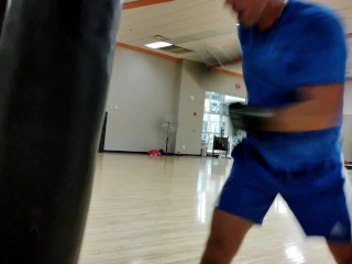 Удар по мешку в тренажерном зале для кардио