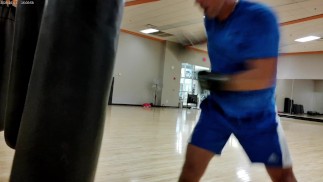 Удар по мешку в тренажерном зале для кардио