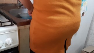 Пока наша домработница моет посуду мы занимаемся взаимной мастурбацией на кухне - Lesbian_illusion