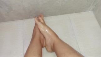 Ich liebe es, das Wasser an meinen Beinen herunterlaufen zu spüren