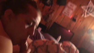 Cute kleine pussied slet zuigt me af voor de spiegel