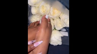 Dedos bonitos e Roses para uma rainha do aniversário 🎂