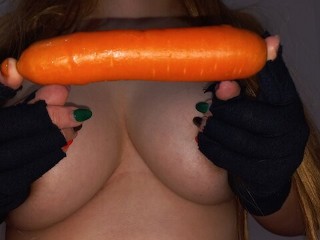 خود ارضایی با هویج کلفت - Carrot in Pussy!
