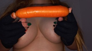 خود ارضایی با هویج کلفت - Carrot in pussy!