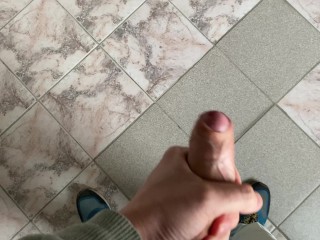 我在办公室公共厕所自慰并在水槽里射精
