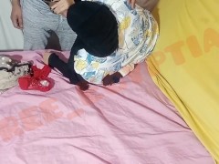 ماسك ذلة على ام صاحبو المحجبة وكل ما ينيك يصورها بالحجاب و بصوت وااضح تترجاه فيجيب لبنو مرتين 1/16